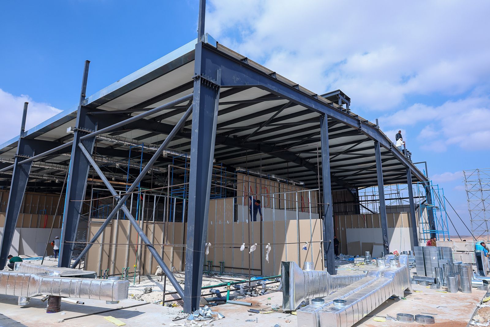 لقطات حية من العمل فى استاد الأهلي بالشيخ زايد.. صور