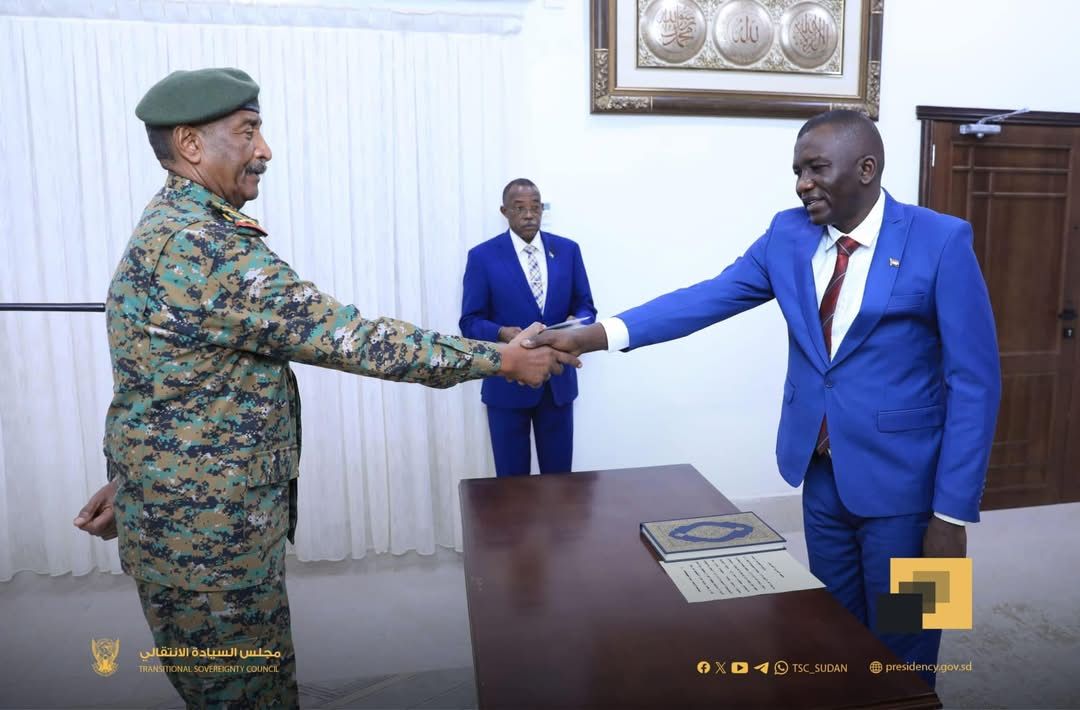 مصطفى تمبور يؤدي القسم أمام رئيس مجلس السيادة عبد الفتاح البرهان والياً لولاية وسط دارفور
