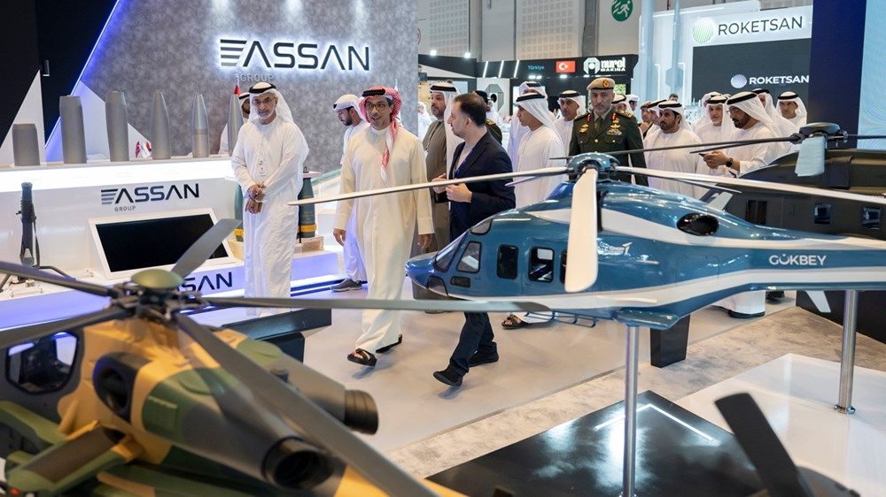 منصور بن زايد يزور «آيدكس 2025» ويطلع على أحدث ما تعرضه الشركات الوطنية والدولية