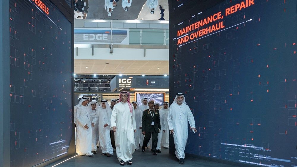 منصور بن زايد يزور «آيدكس 2025» ويطلع على أحدث ما تعرضه الشركات الوطنية والدولية