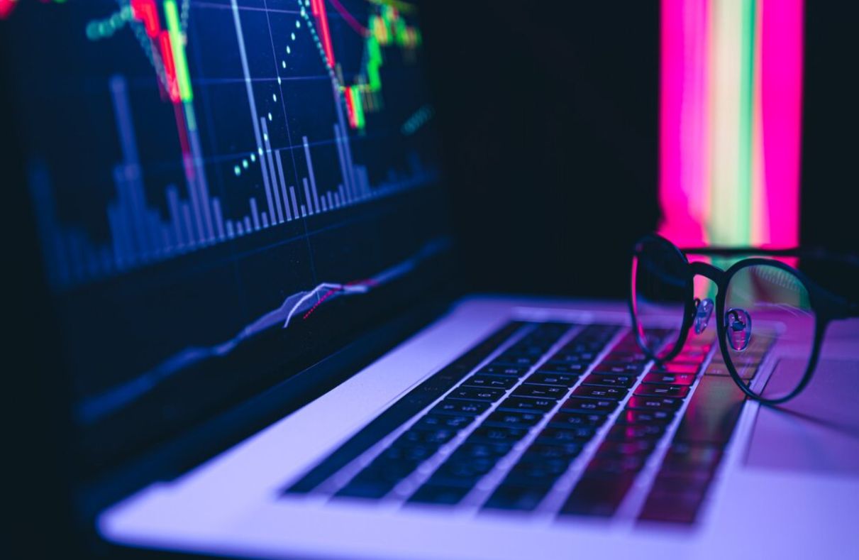 مميزات التداول بالعملات الرقمية: تحليل مفصل وشامل