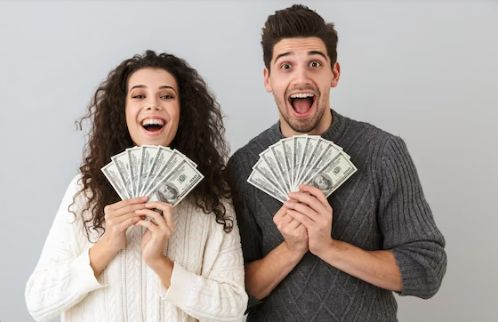 الامارات | الرجال أم النساء.. من الأكثر كرما؟