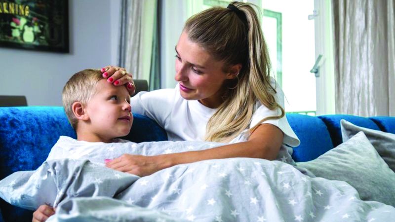 الامارات | كمادات الساق.. سلاح لمواجهة ارتفاع حرارة الأطفال