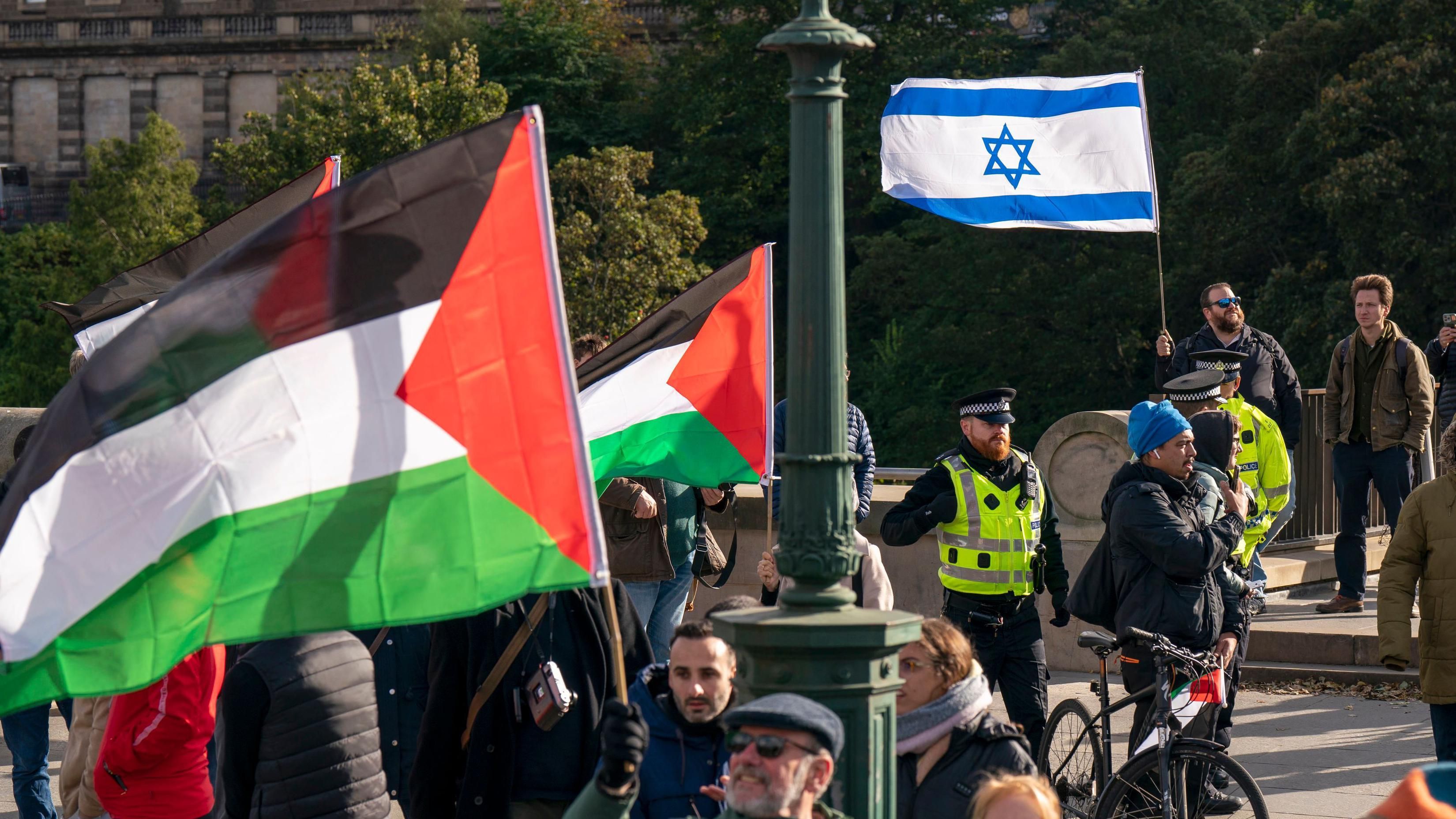 الغارديان: خطة ترامب لغزة تترك الدول العربية أمام خيار مستحيل