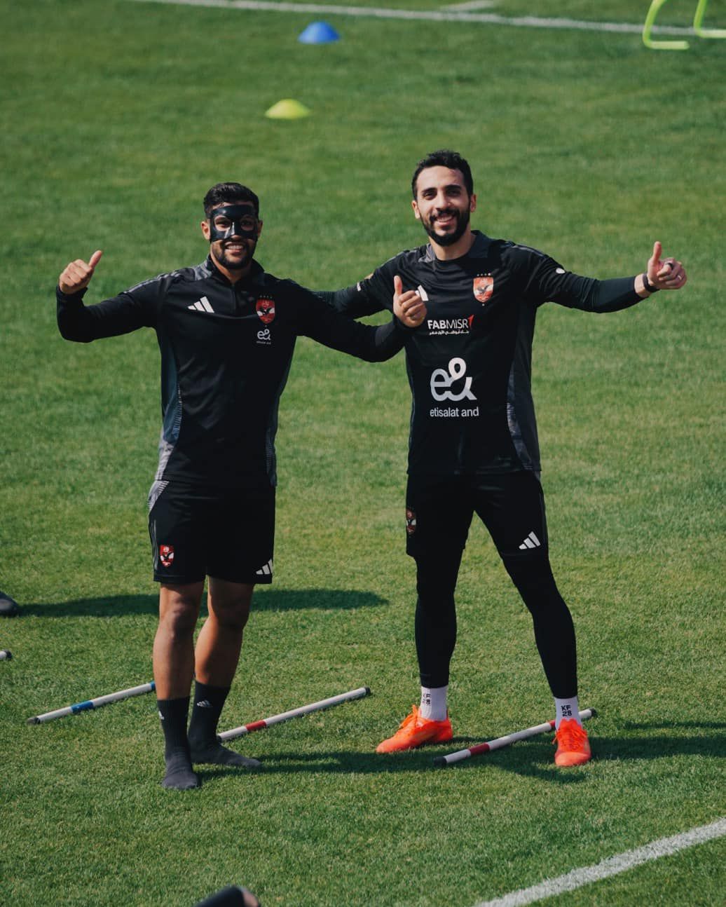 كريم فؤاد ويحيى عطية الله ينفذان البرنامج التأهيلي على هامش مران الأهلي