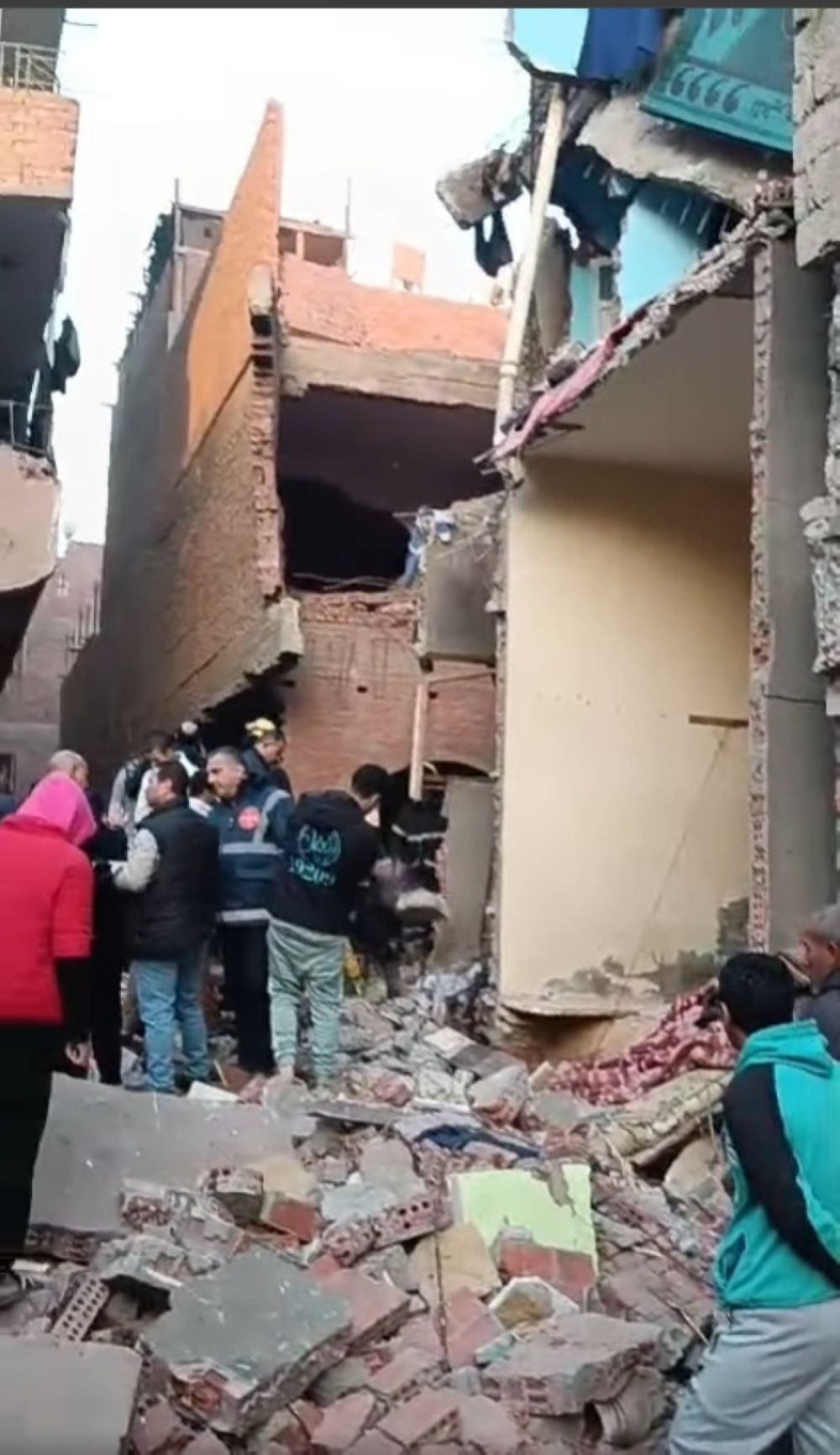 مصر.. مقتل 10 أشخاص في انهيار عقار سكني دون أسباب واضحة