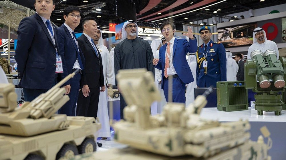 خالد بن محمد بن زايد يزور فعاليات معرض «آيدكس» 2025