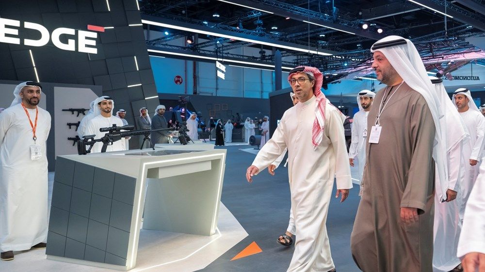 منصور بن زايد يزور «آيدكس 2025» ويطلع على أحدث ما تعرضه الشركات الوطنية والدولية