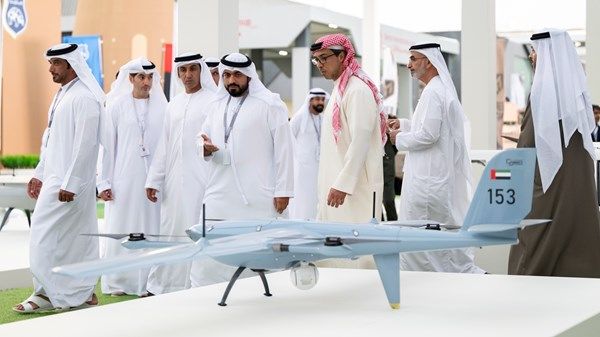 منصور بن زايد يزور «آيدكس 2025» ويطلع على أحدث ما تعرضه الشركات الوطنية والدولية