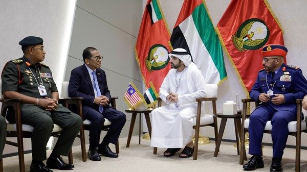 حمدان بن محمد يستقبل وزير الدفاع الماليزي ويبحث معه سبل تعزيز التعاون الثنائي