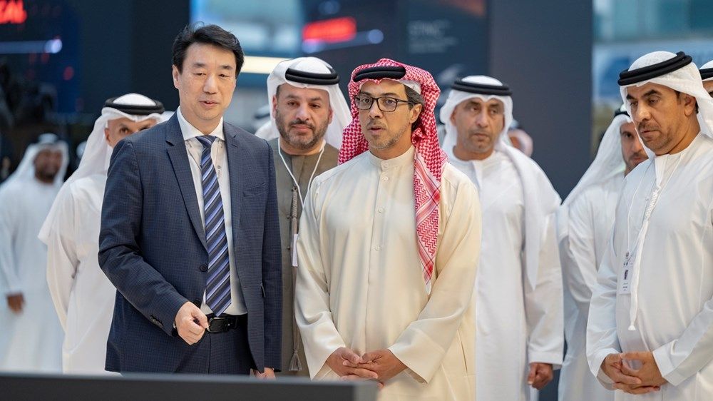 منصور بن زايد يزور «آيدكس 2025» ويطلع على أحدث ما تعرضه الشركات الوطنية والدولية