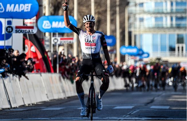 الامارات | "الإمارات للدراجات" بطل سباق "فيجيرا شامبيونز كلاسيك"