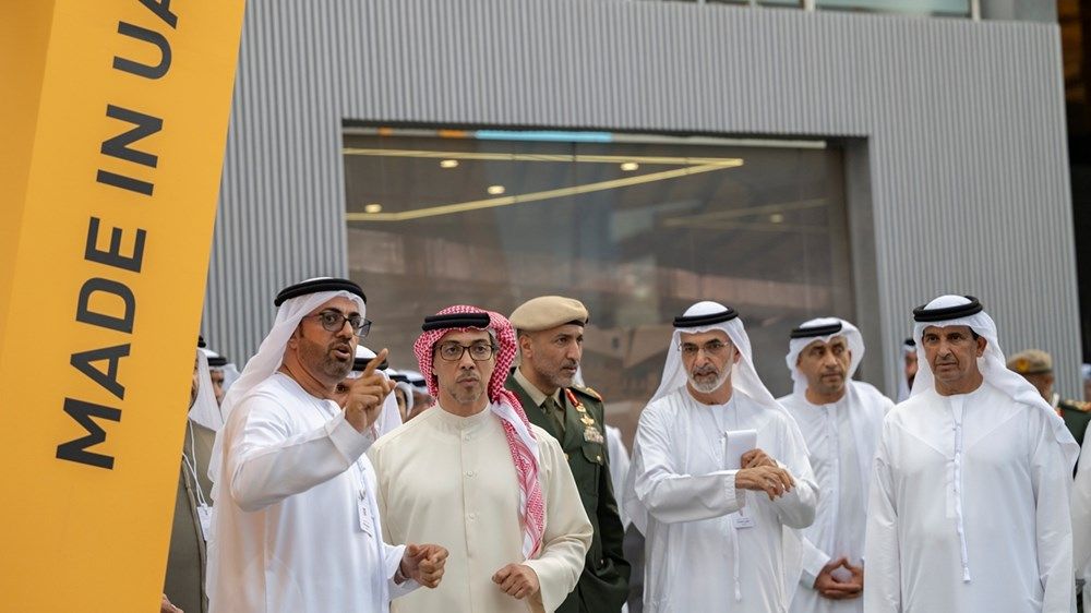 منصور بن زايد يزور «آيدكس 2025» ويطلع على أحدث ما تعرضه الشركات الوطنية والدولية