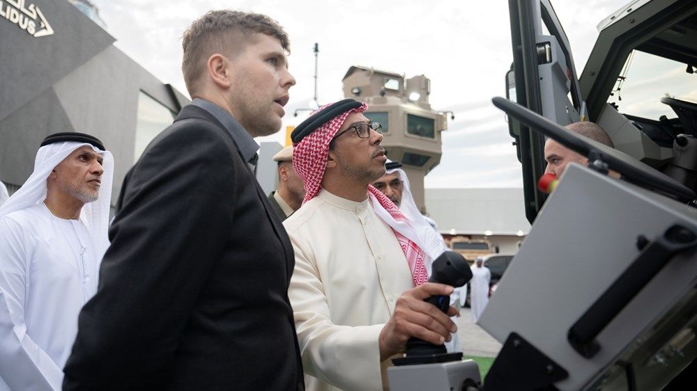 منصور بن زايد يزور «آيدكس 2025» ويطلع على أحدث ما تعرضه الشركات الوطنية والدولية