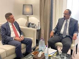 لقاء الرياض الغامض.. ماذا يجري بين السفير الأمريكي ومحافظ حضرموت؟