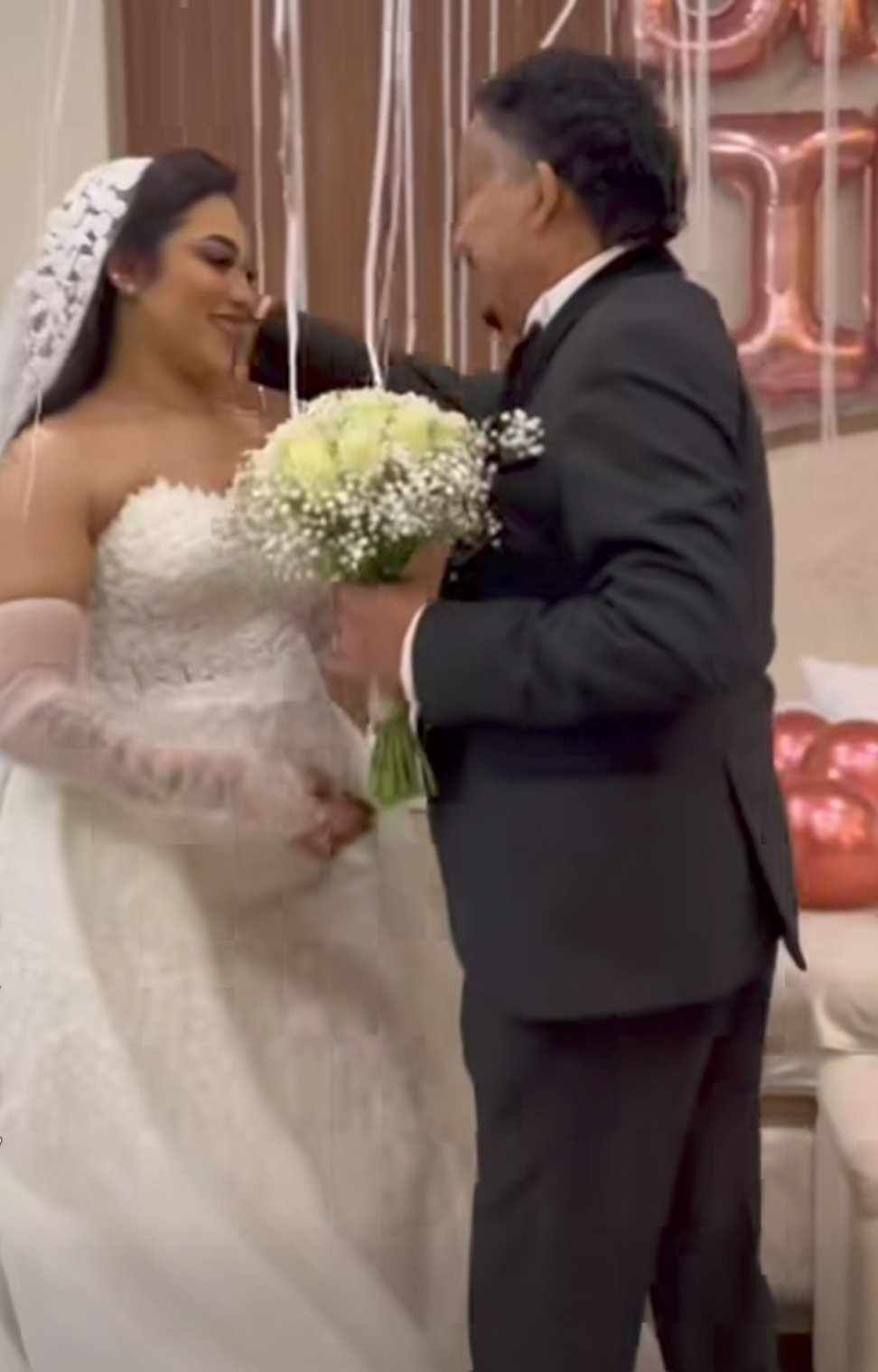 شاهد بالصورة والفيديو.. إهتمام إسفيري غير مسبوق بالزواج الأسطوري لرجل الأعمال شبيه “حمدوك” من سيدة أعمال حسناء والجمهور يعلق: (الشوقر دادي شغالين عرس جد)