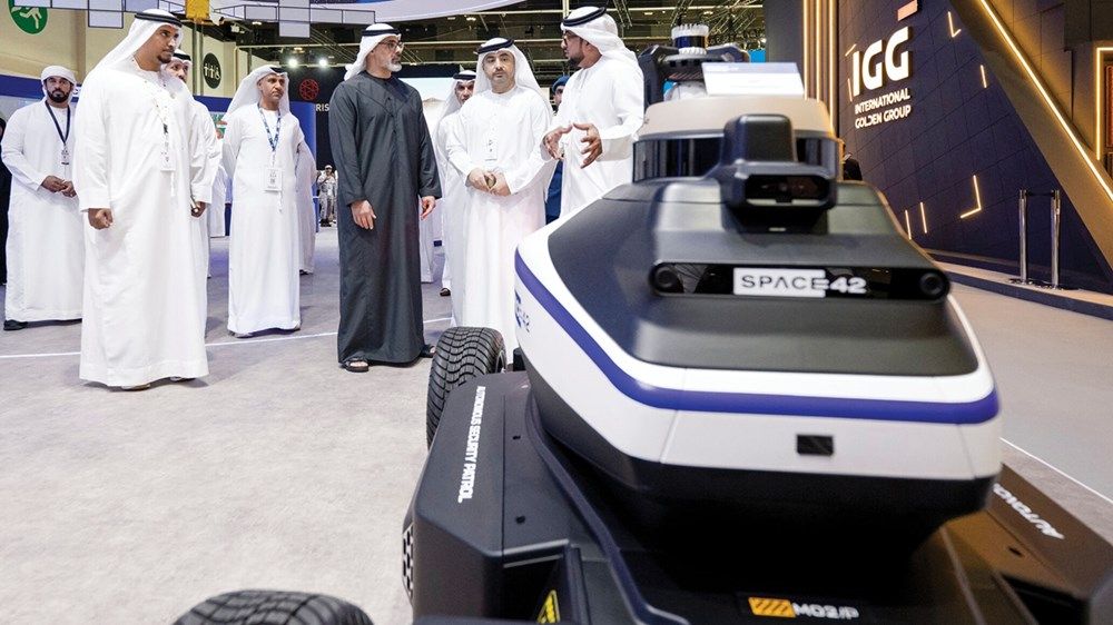 خالد بن محمد بن زايد يزور فعاليات معرض «آيدكس» 2025