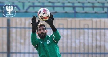 عصام ثروت حارس مرمى المصرى ينتظم فى التدريبات الجماعية بعد تعافيه من الصليبى