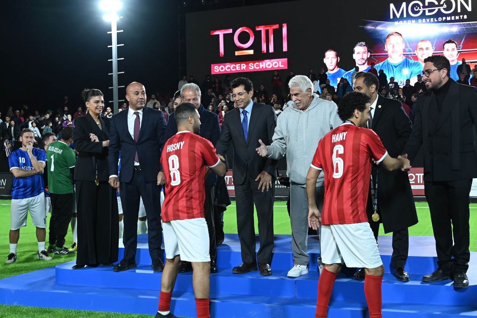 وزير الرياضة يشهد المباراة الأستعراضية لأساطير كرة القدم العالمية والمصرية.. صور