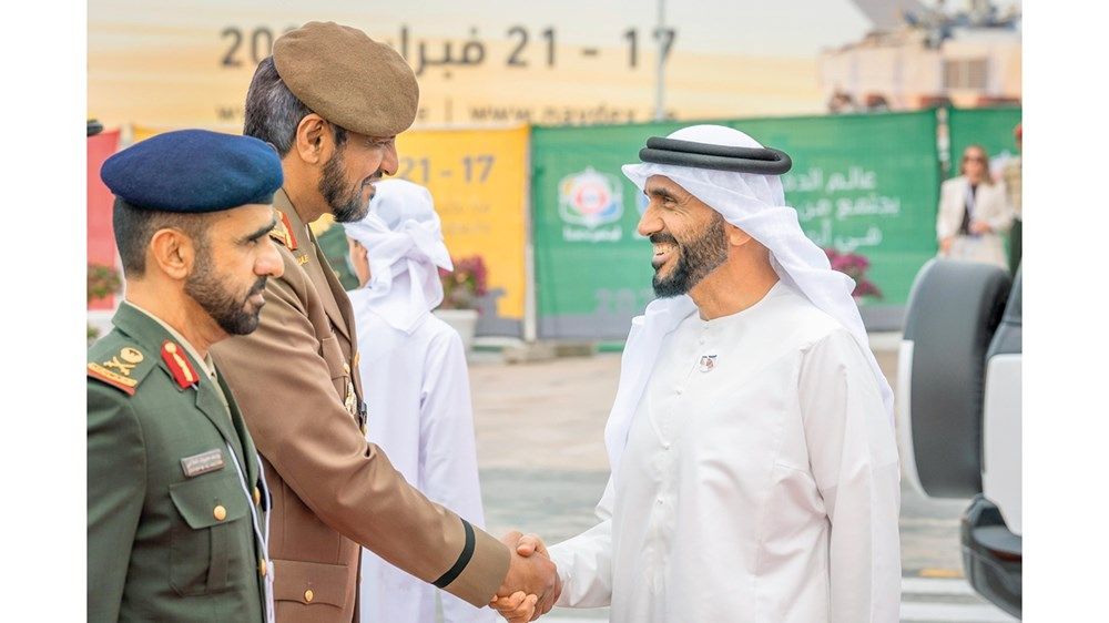 نهيان بن زايد يطلع على أحدث التقنيات والمعدات الأمنية في «جناح الحرس الوطني»