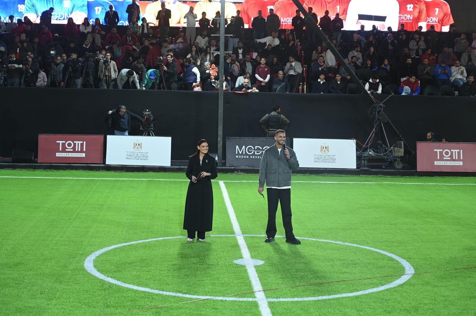 وزير الرياضة يشهد المباراة الأستعراضية لأساطير كرة القدم العالمية والمصرية.. صور