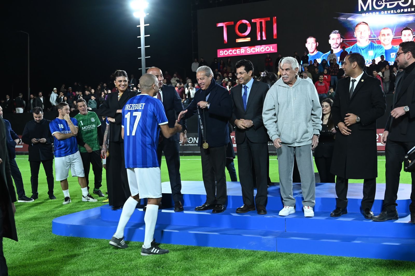 وزير الرياضة يشهد المباراة الأستعراضية لأساطير كرة القدم العالمية والمصرية.. صور