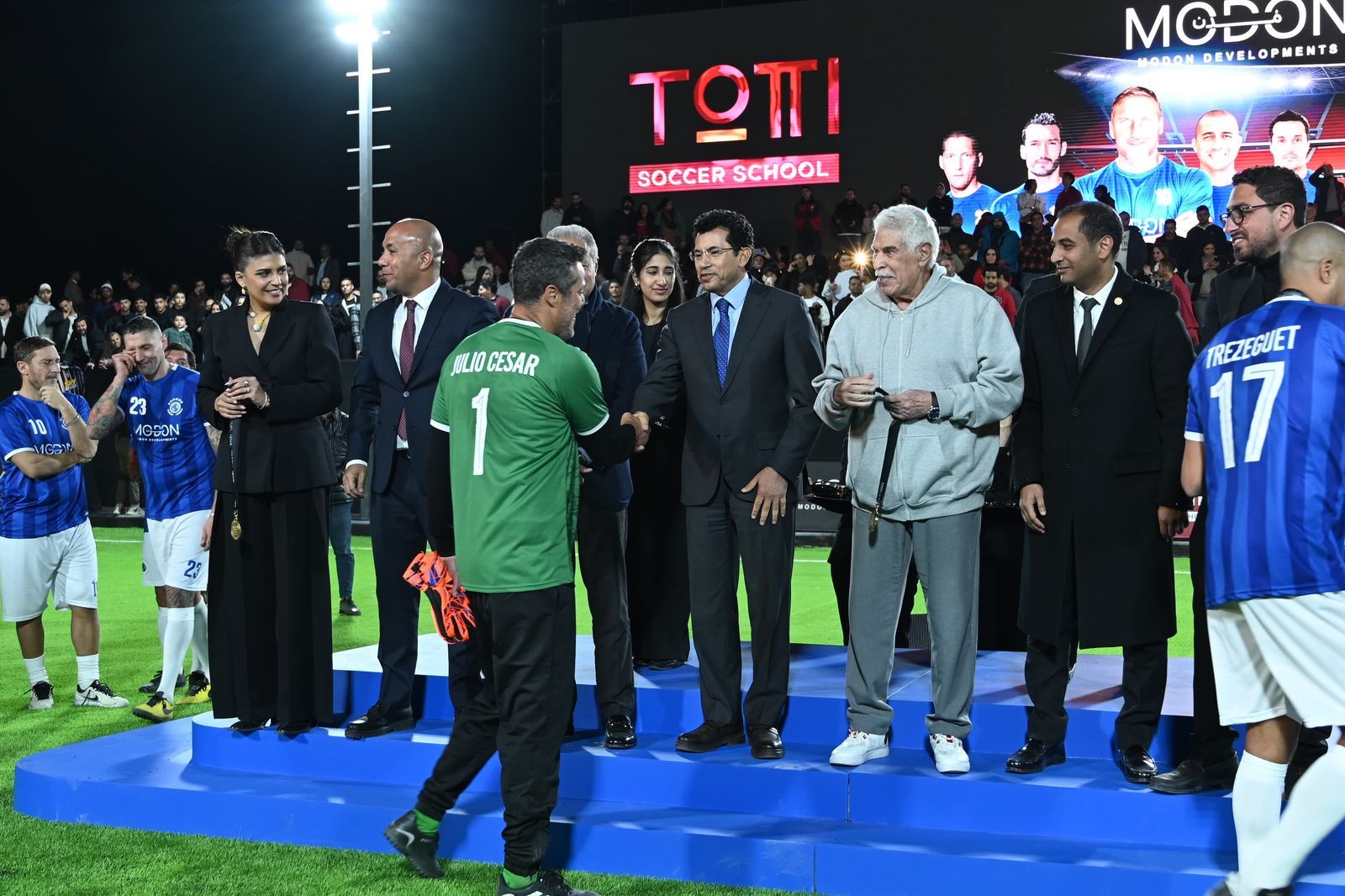 وزير الرياضة يشهد المباراة الأستعراضية لأساطير كرة القدم العالمية والمصرية.. صور