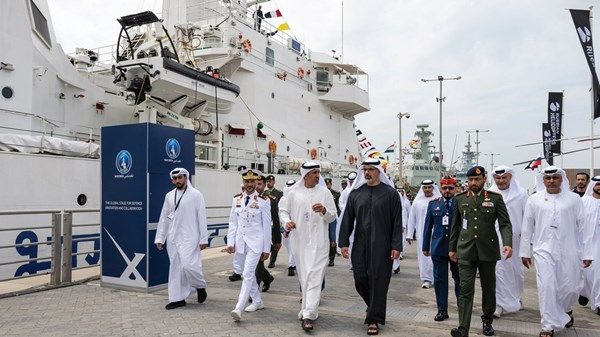 خالد بن محمد بن زايد يشهد جانباً من فعاليات اليوم الثاني من معرضَي "آيدكس" و"نافدكس" 2025