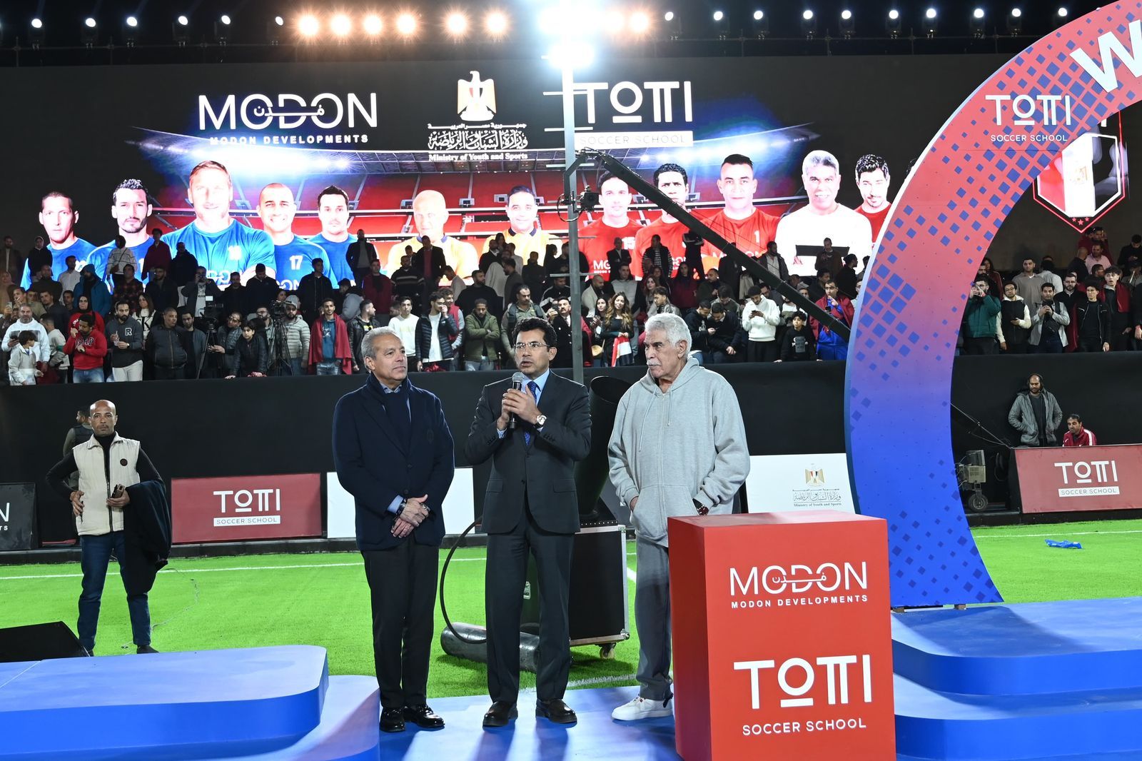 وزير الرياضة يشهد المباراة الأستعراضية لأساطير كرة القدم العالمية والمصرية.. صور