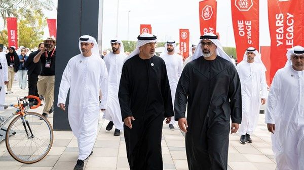 خالد بن محمد بن زايد يلتقي فريق الإمارات «إكس آر جي» في المرحلة الثانية من طواف الإمارات 2025