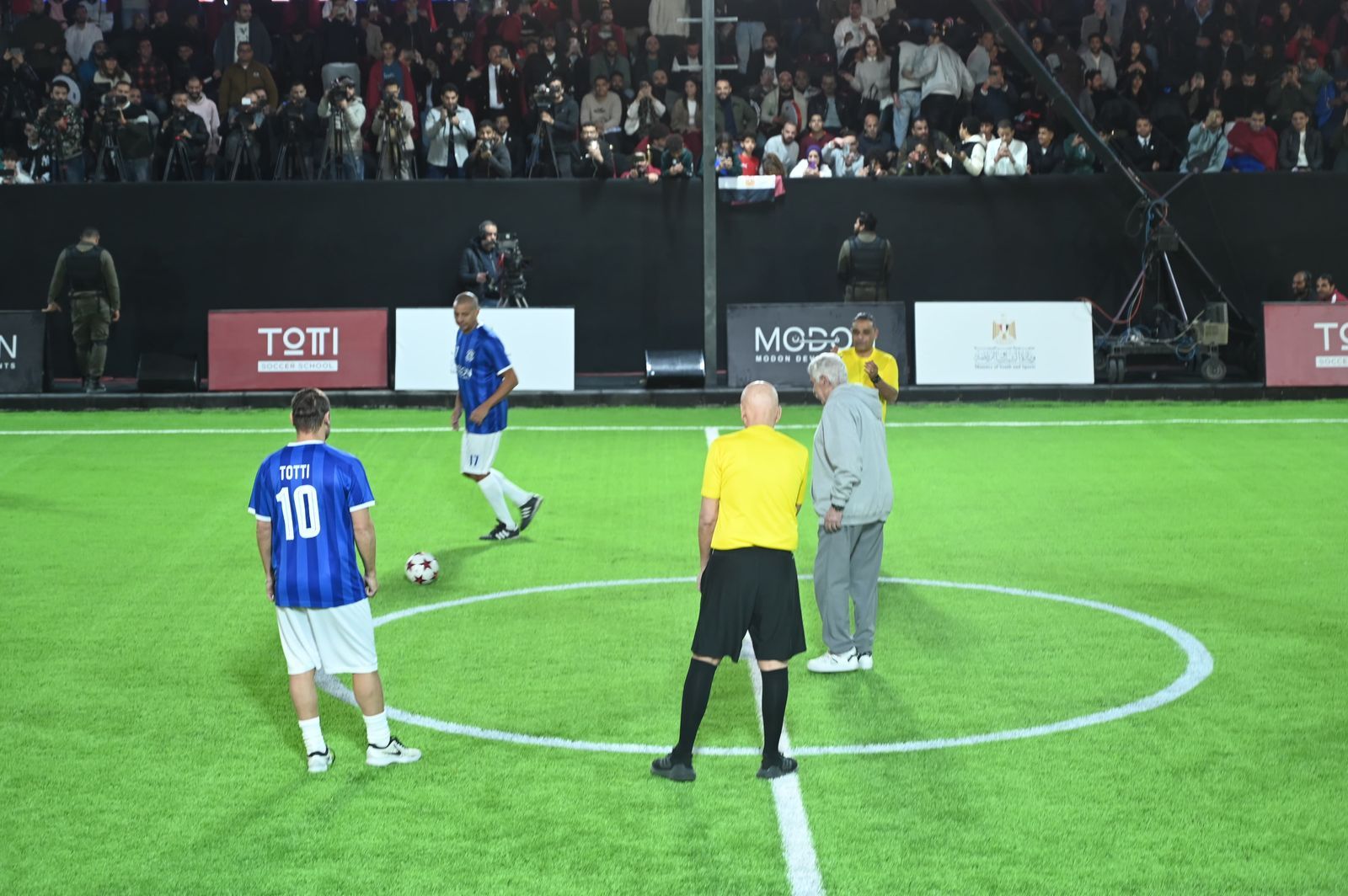 وزير الرياضة يشهد المباراة الأستعراضية لأساطير كرة القدم العالمية والمصرية.. صور