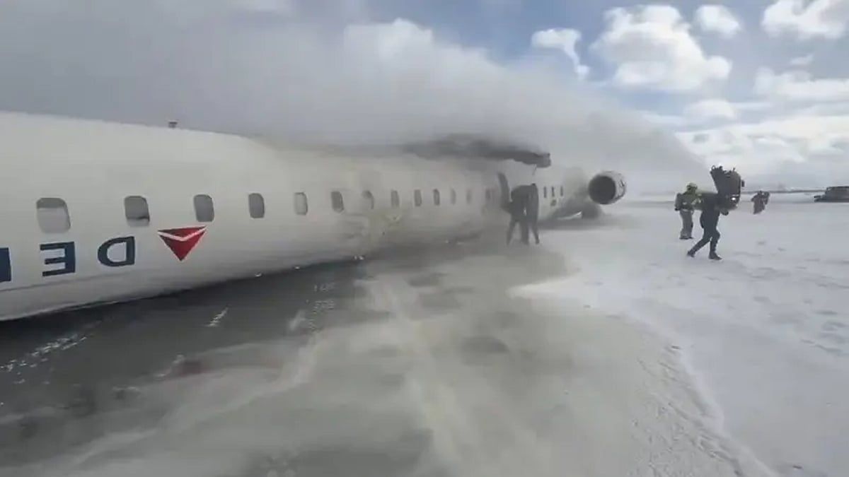 بالفيديو.. تحطم طائرة ركاب في كندا وانقلابها أثناء الهبوط