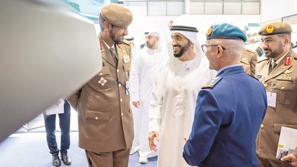 نهيان بن زايد يطلع على أحدث التقنيات والمعدات الأمنية في «جناح الحرس الوطني»