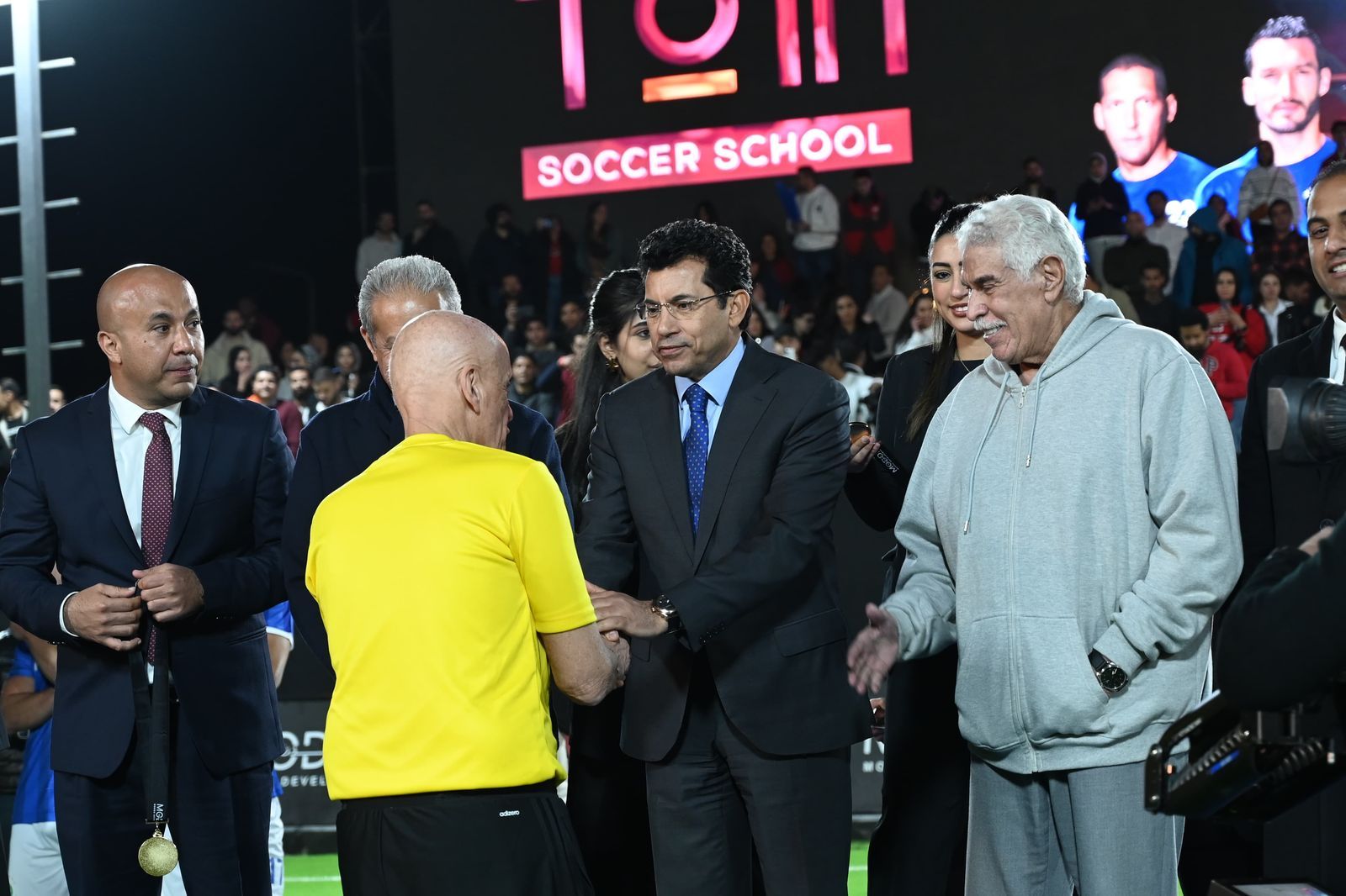 وزير الرياضة يشهد المباراة الأستعراضية لأساطير كرة القدم العالمية والمصرية.. صور