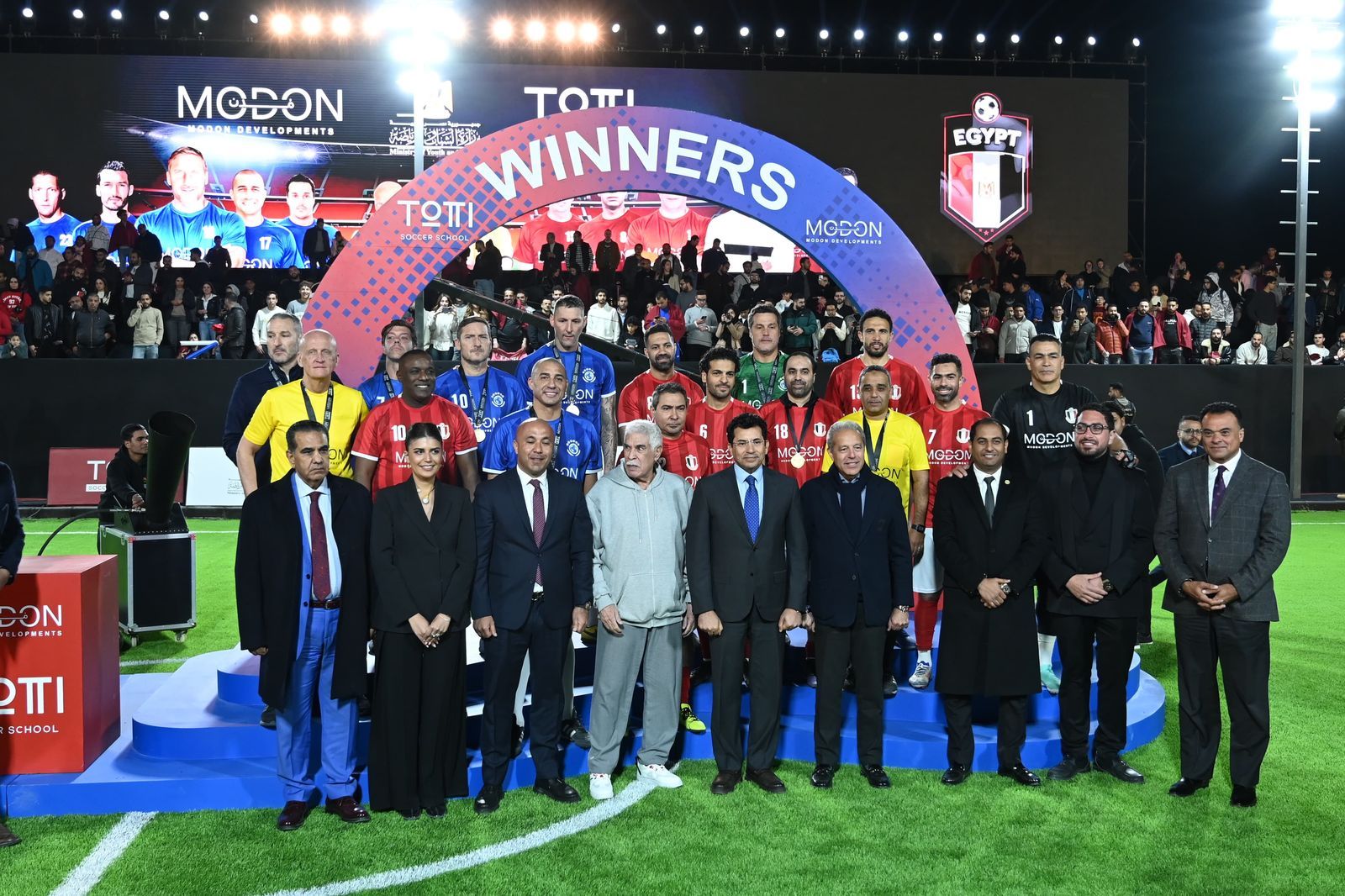 وزير الرياضة يشهد المباراة الأستعراضية لأساطير كرة القدم العالمية والمصرية.. صور