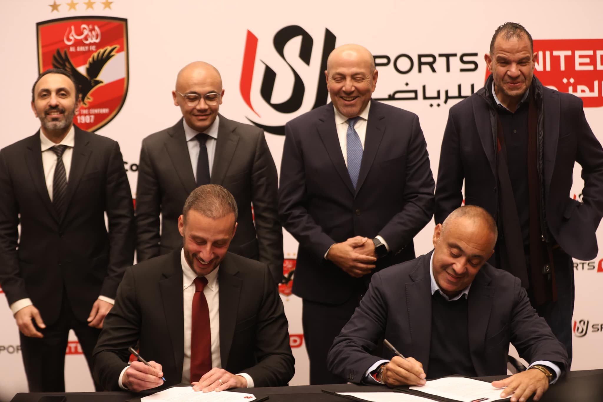 المتحدة للرياضة وشركة الأهلى يوقعان عقد رعاية معسكر الفريق في المونديال