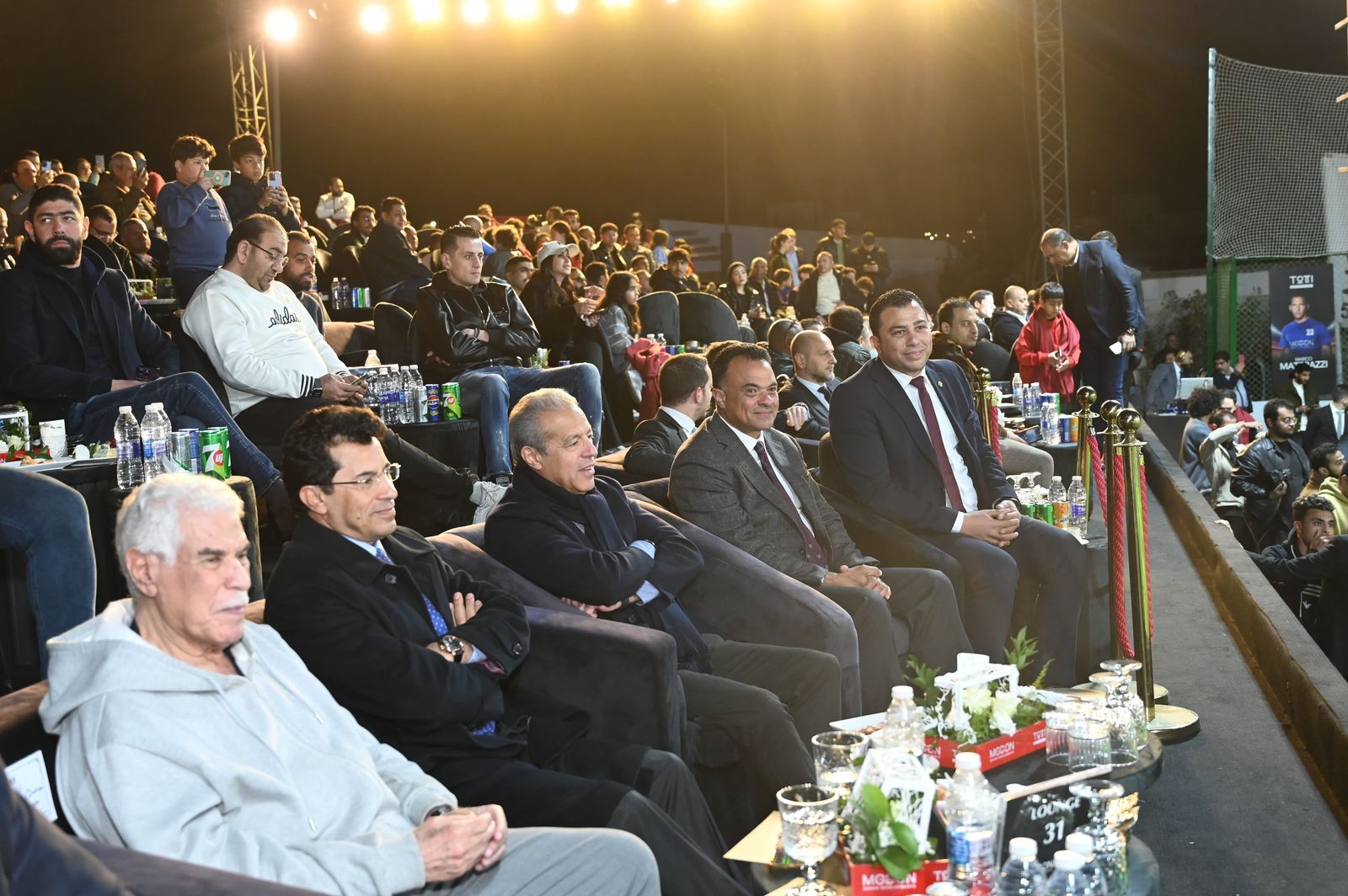 وزير الرياضة يشهد المباراة الأستعراضية لأساطير كرة القدم العالمية والمصرية.. صور