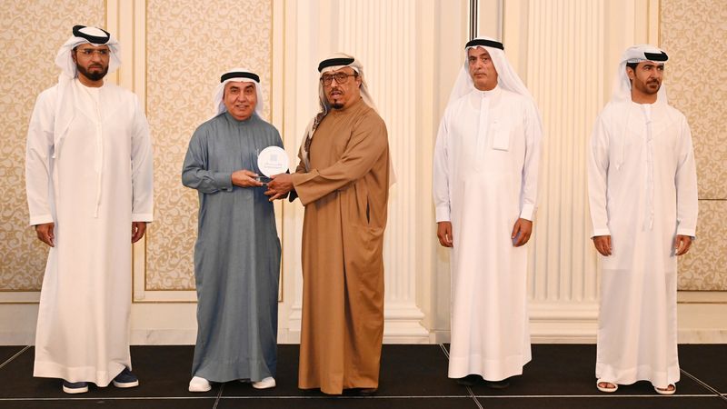 الامارات | «أوقاف دبي» تكرّم 40 قانونياً  شاركوا في «وقف المحاماة»