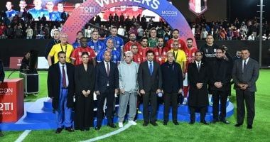 وزير الرياضة يشهد المباراة الأستعراضية لأساطير كرة القدم العالمية والمصرية.. صور