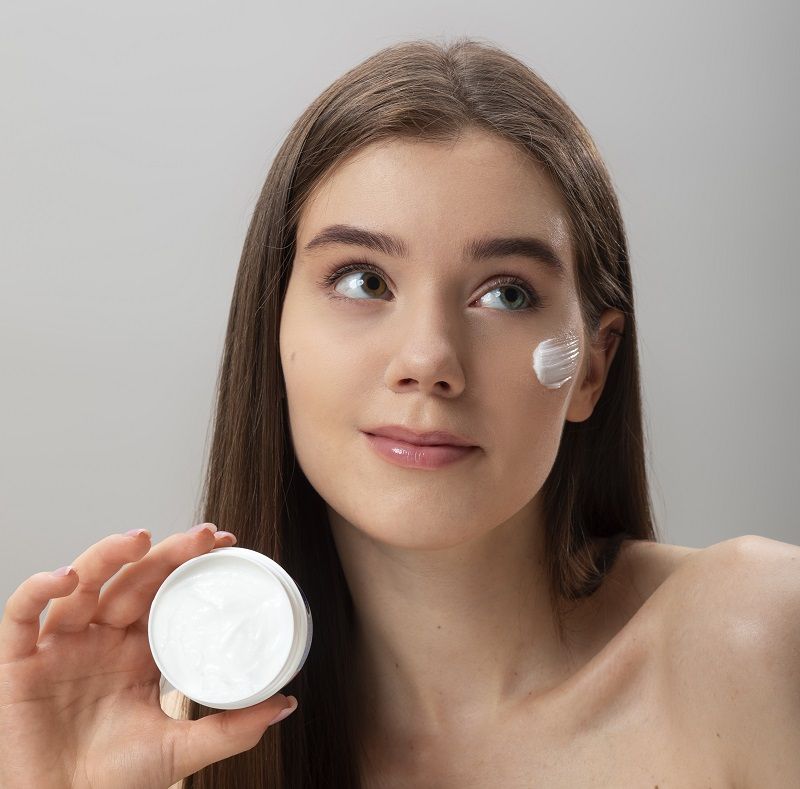 الفرق بين الترطيب والتغذية.. متى تحتاج بشرتك الى كل منهما؟