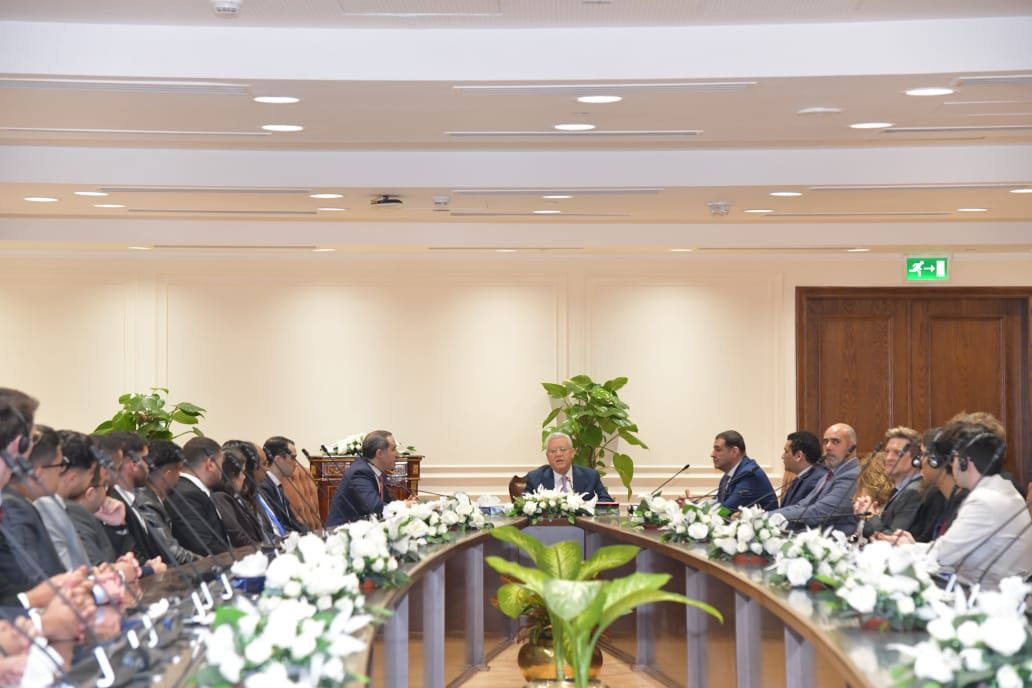 رئيس مجلس النواب يستقبل وفدا من الدارسين الأجانب بكليات القانون بمصر