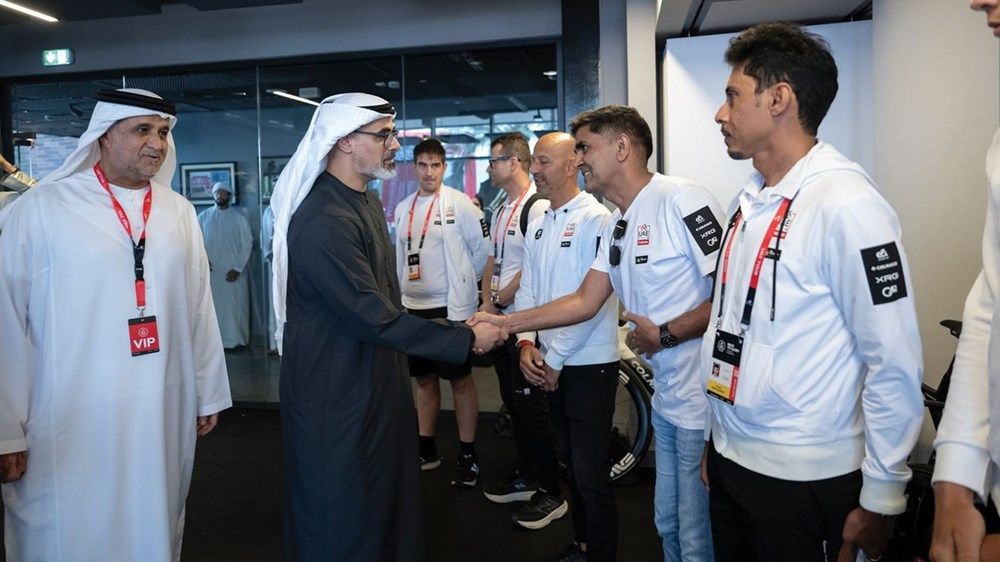 خالد بن محمد بن زايد يلتقي فريق الإمارات «إكس آر جي» في المرحلة الثانية من طواف الإمارات 2025