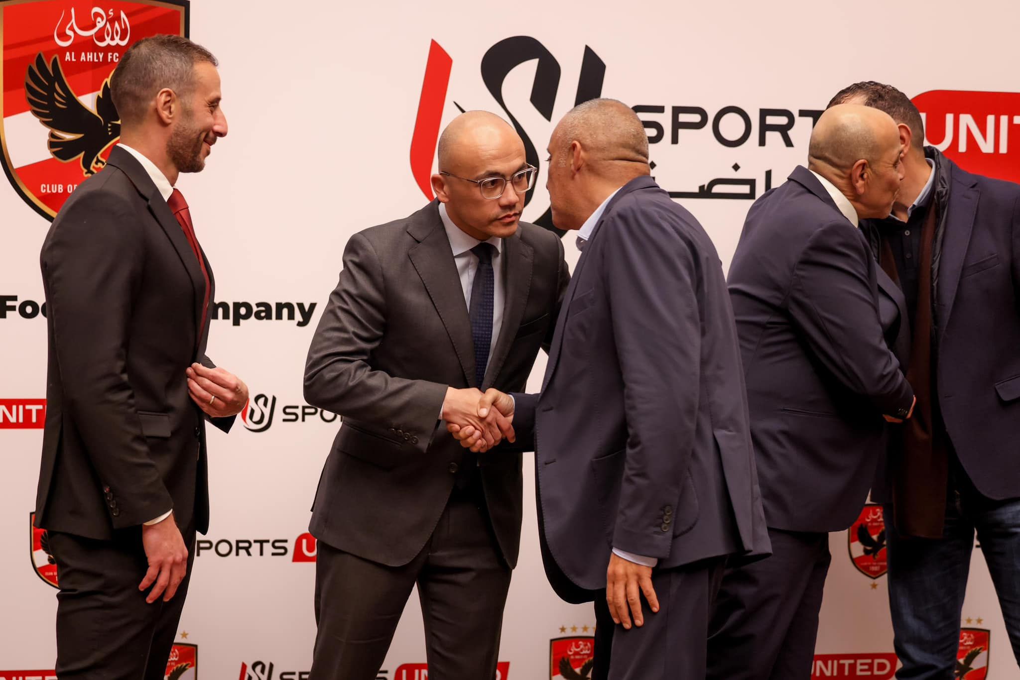 المتحدة للرياضة وشركة الأهلى يوقعان عقد رعاية معسكر الفريق في المونديال
