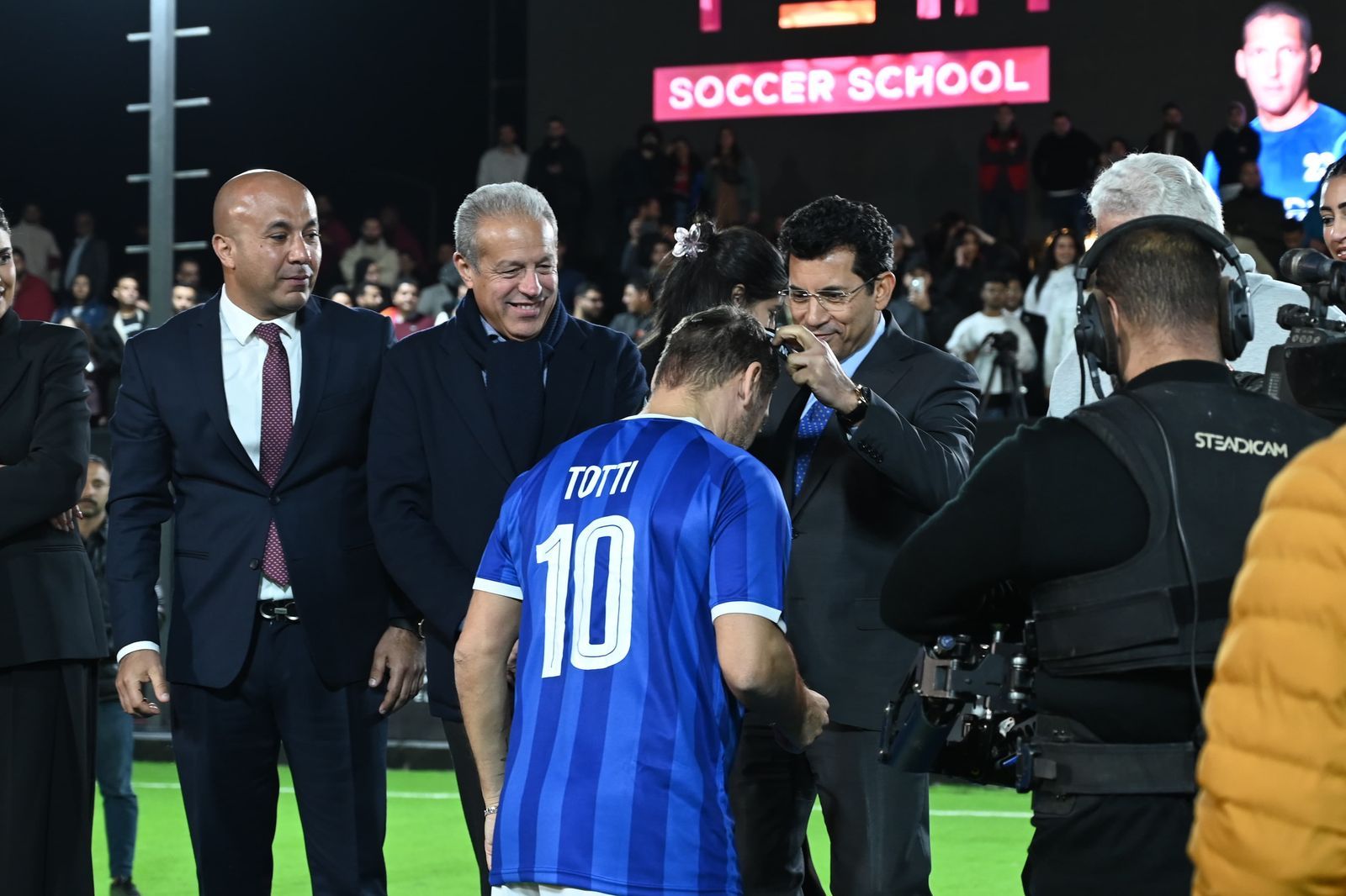 وزير الرياضة يشهد المباراة الأستعراضية لأساطير كرة القدم العالمية والمصرية.. صور