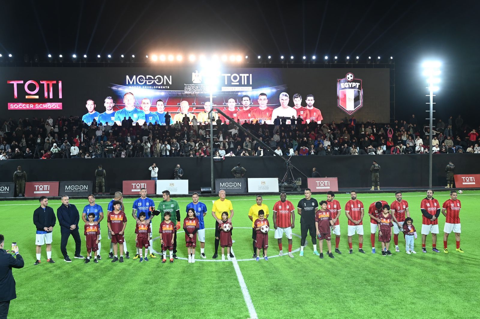 وزير الرياضة يشهد المباراة الأستعراضية لأساطير كرة القدم العالمية والمصرية.. صور