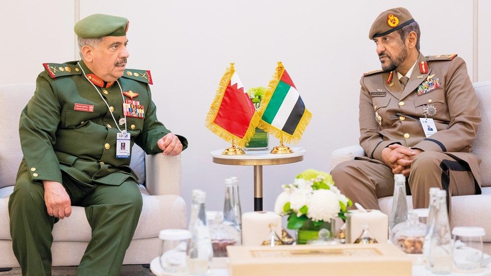 قائد الحرس الوطني يقوم بجولة في «آيدكس 2025»