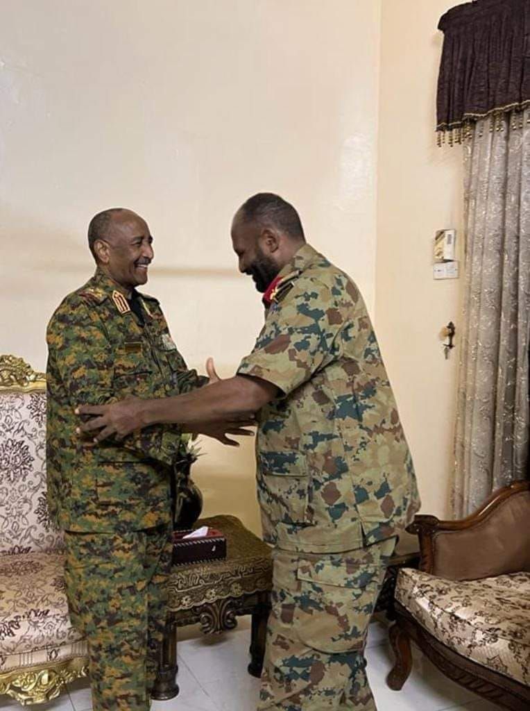 شاهد بالفيديو.. خلال لقاء جماهيري.. عبد الرحمن الصادق المهدي يسخر من حكومة “حميدتي”: (انتحار سياسي لداعمي هذه الحكومة ولو قامت تقوم الميتة لصيحتها ويبلوها ويشربوا مويتها)