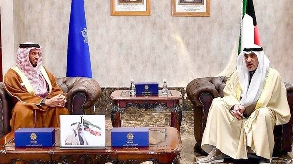 نائب رئيس مجلس الوزراء بدولة الكويت يلتقي رئيس المكتب الوطني للإعلام
