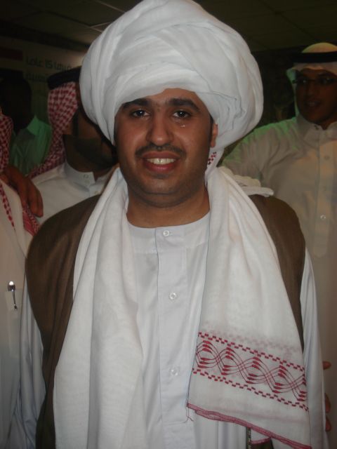 شاهد بالفيديو.. الحكم السعودي علي القحطاني يغني مع أبنائه الأغنية السودانية: (أنا لي بحري ودوني)