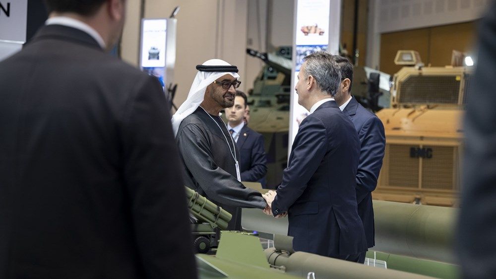 رئيس الدولة يلتقي وزير الدفاع الإيطالي ويقوم بجولة في معرض «آيدكس 2025»